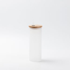 Vaso de vidrio esmerilado sublimable con tapa de bamboo y carrizo, 17oz
